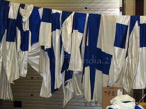 fińskie flagi